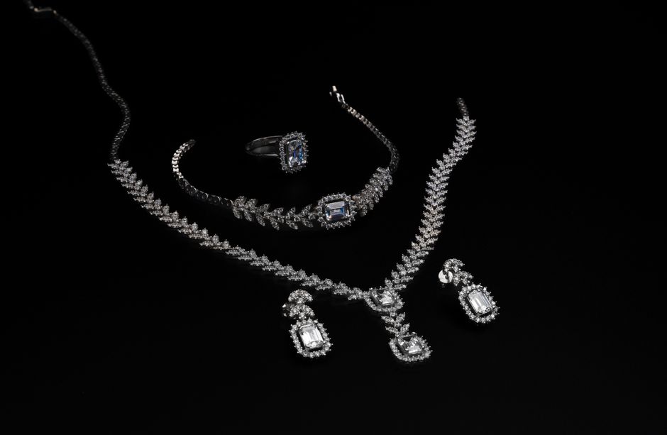 Smykkesymbolikk: Betydningen bak øye, hamsa, hjerte, evighetstegn og mer
